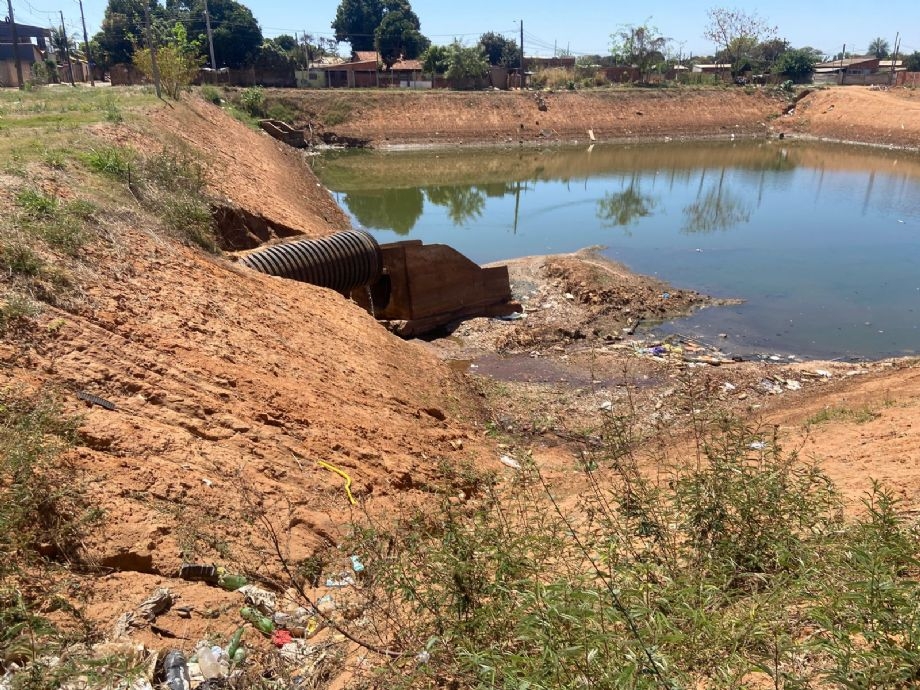 Piscinão no bairro Guanabara vira foco de abandono e gera revolta da população de Três Lagoas