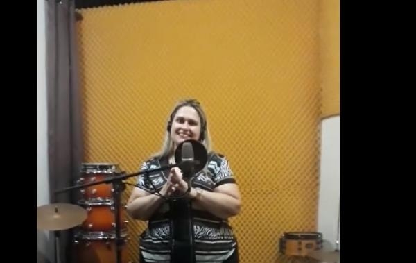 Em Três Lagoas, médica canta no Facebook e encanta internautas
