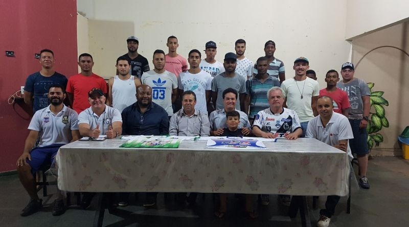 Força Tática e Radiopatrulha prendem dois indivíduos por tráfico na praça central de Guaraçaí
