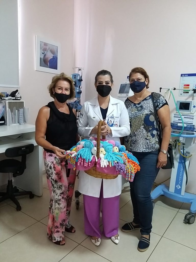 Em Três Lagoas Loja Maçônica Regente Feijó doa polvos de crochê para Maternidade do Hospital