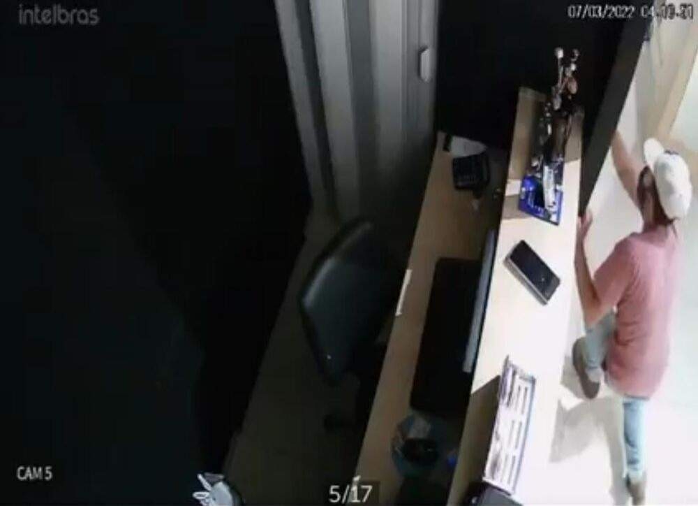Polícia Civil de Andradina investiga loja de celulares é furtada na madrugada no centro comercial