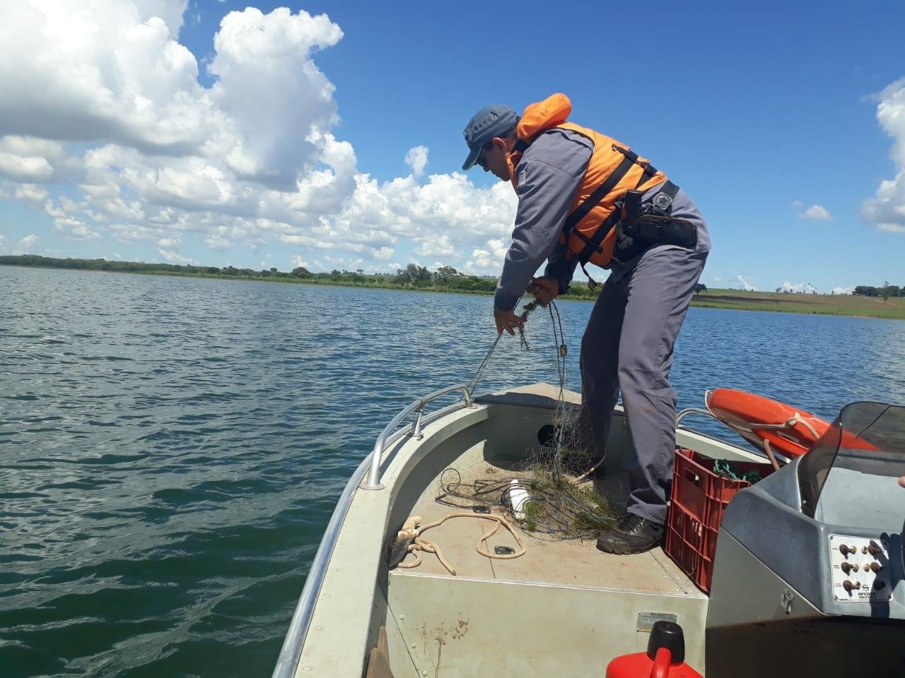 PM AMBIENTAL RETIRA 800 M DE REDES EM ILHA SOLTEIRA