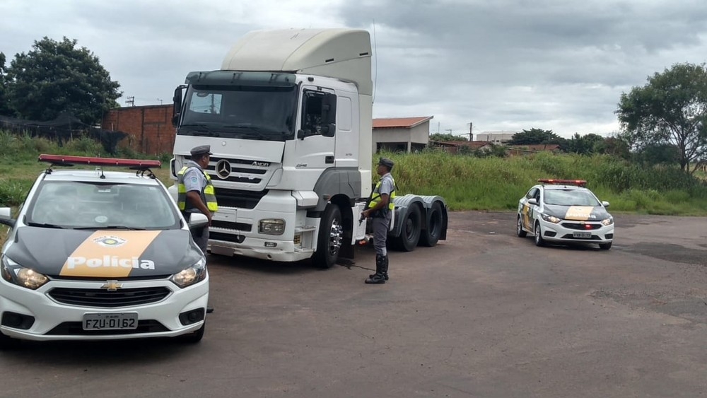 Caminhão roubado em Andradina é localizado às margens da Rodovia Euclides de Oliveira Figueiredo em Presidente Venceslau