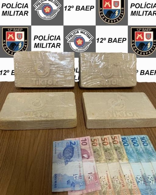 BAEP de Araçatuba prende 02 traficantes com 4 tijolos de pasta base de cocaína, alvo de combate Jardim América
