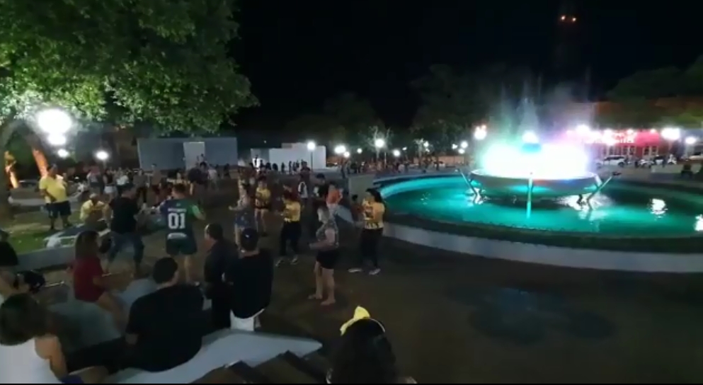 Fim de semana tem aglomeração na praça central em Mirandópolis