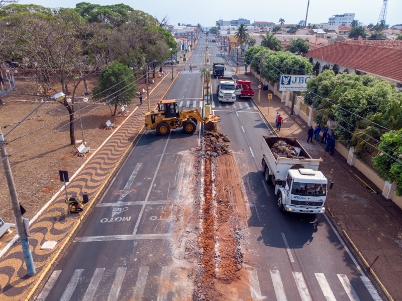Na Terra do Rei do Gado motoristas tem que ficar atentos a obras na avenida Guanabara