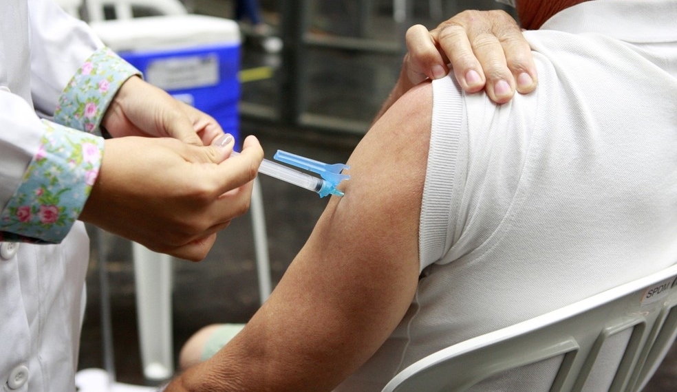 Sem vacinas, Guararapes suspende aplicação da segunda dose em idosos de 68 anos