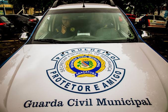 Guarda Municipal de Araçatuba detém pintor dirigindo embriagado que passou o sinal vermelho na avenida dos Araças