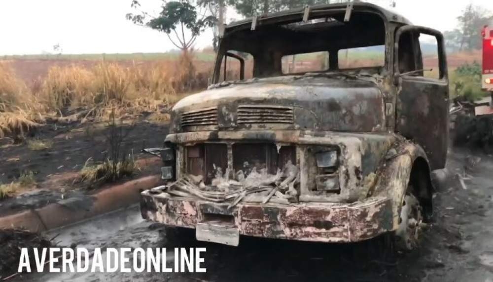 Caminhão fica destruído por incêndio durante tempestade de terra na rodovia da Integração em Andradina