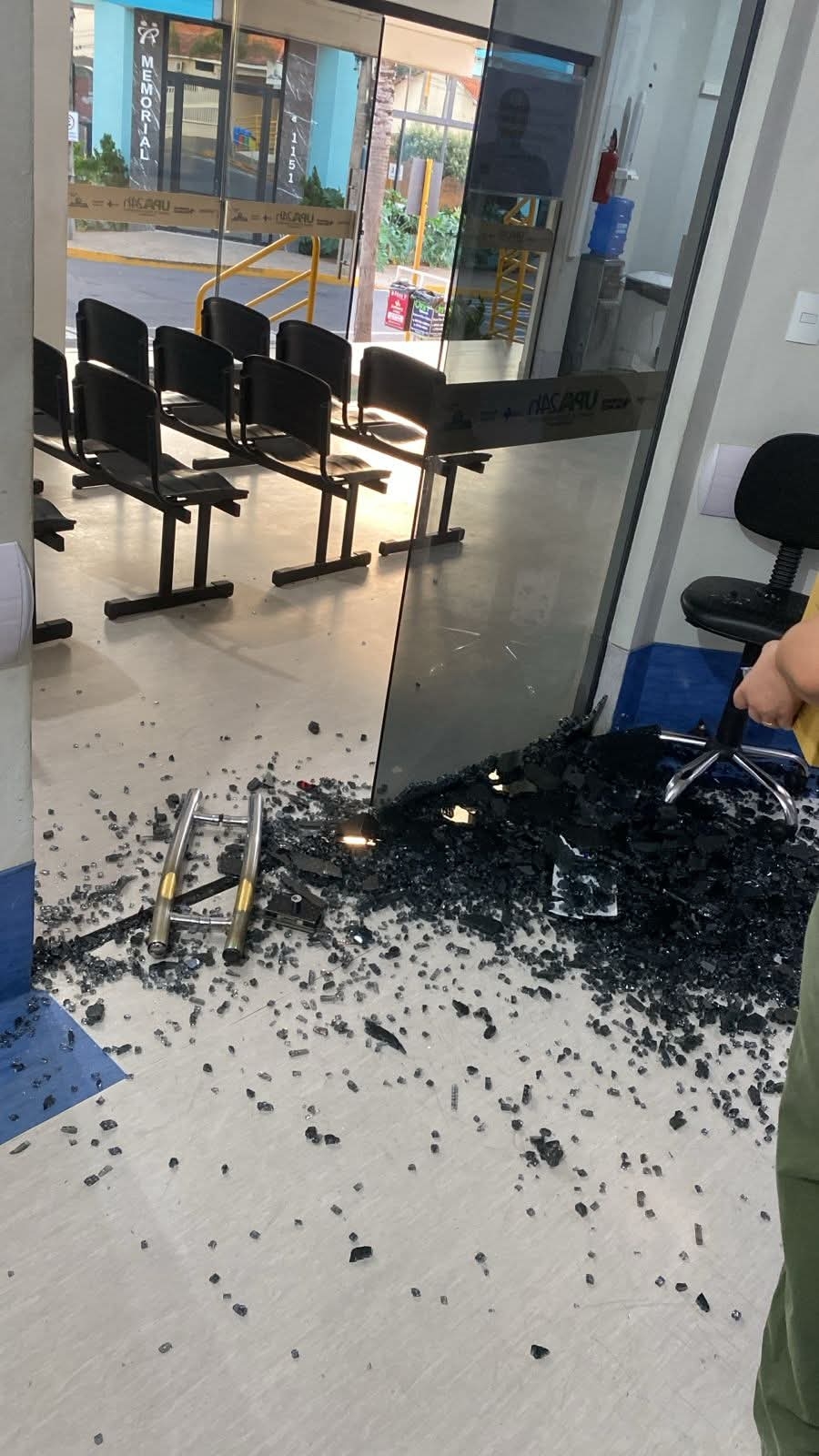 PACIENTE FAZ QUEBRA-QUEBRA NA UPA EM ANDRADINA