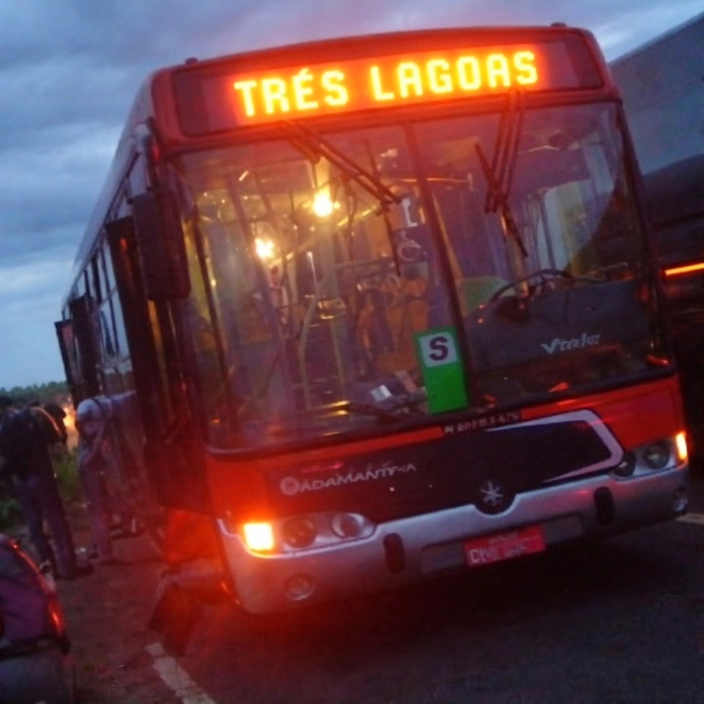 Ônibus superlotado faz trabalhadores e estudantes sofrerem e vereador cobra providências urgentes da Expresso Adamantina em Castilho