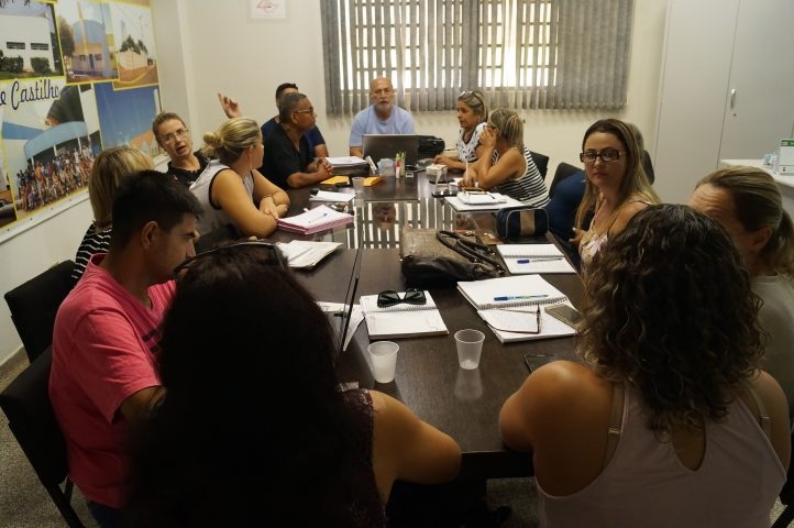 Shopping de Andradina realiza exposição de carros antigos