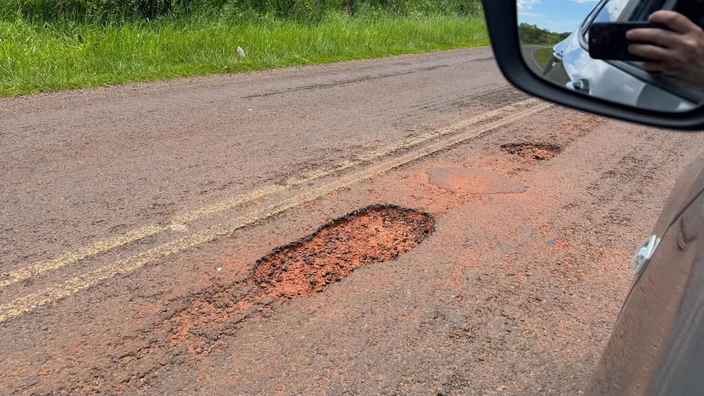 EM ANDRADINA ESTRADA DO DISTRITO DE PLANALTO: PINTURA DE SOLO E BURACOS PEDEM ATENÇÃO