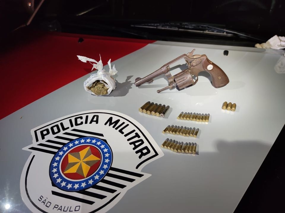 ROCAM de Andradina em ação prende dupla com revólver e munições no bairro Santo Antônio