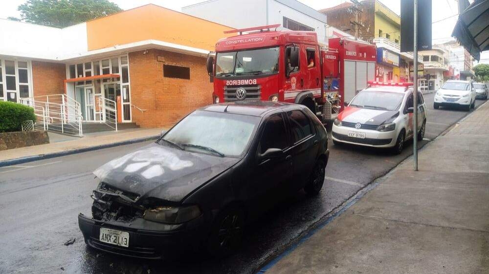 Incêndio destrói motor de Pálio no centro bancário de Andradina