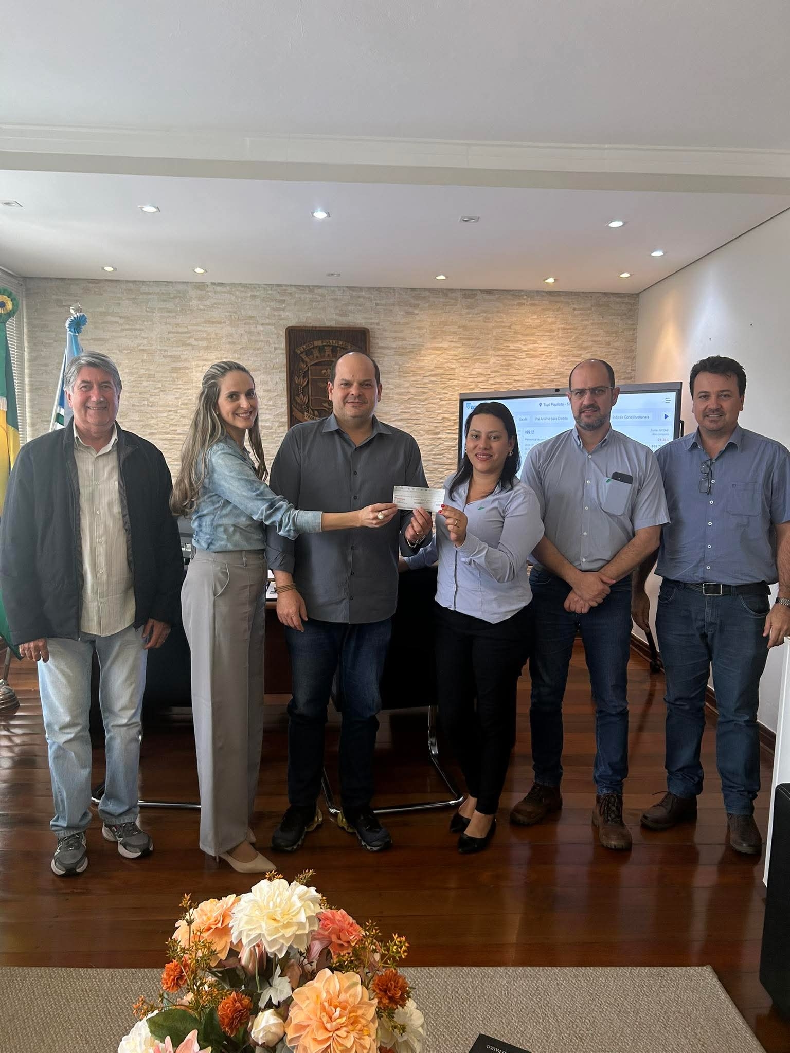 Prefeitura de Tupi Paulista recebe doação de R$ 5.000,00 da Usina Ipê