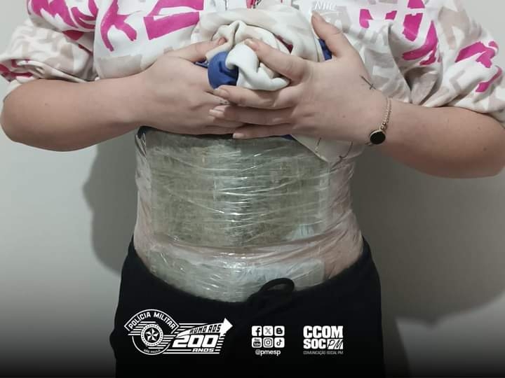 POLÍCIA RODOVIÁRIA ESTADUAL FLAGRA PASSAGEIRA DE ÔNIBUS COM CINTA ABDOMINAL DE MACONHA EM CASTILHO
