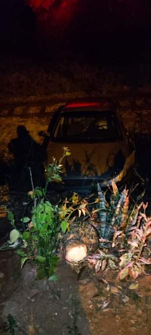 Acidente inusitado, motorista dá ré e veículo vai parar linha férrea em Andradina