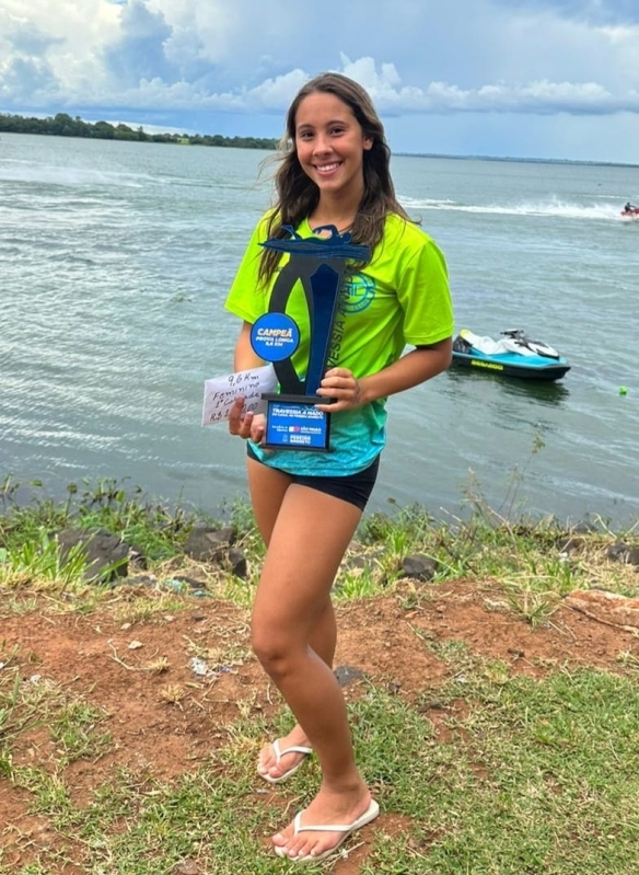 Ana Beatriz Rosa é a grande campeã da Travessia do Canal de Pereira Barreto