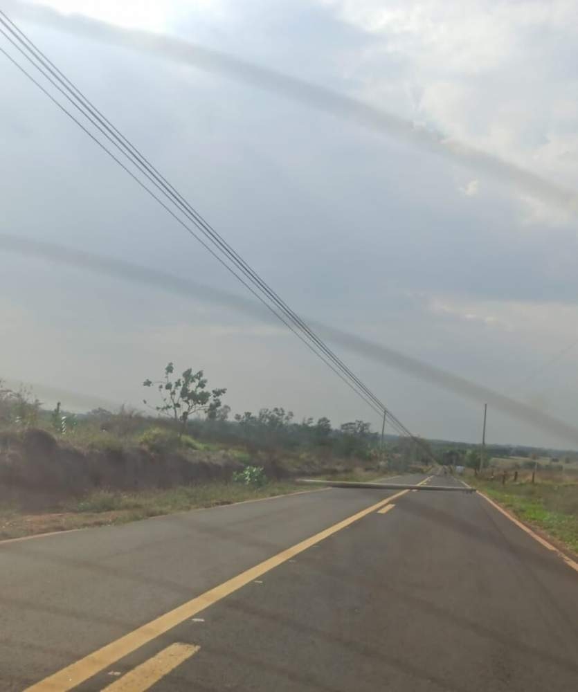 Em Andradina estrada de Paranápolis interditada com queda de poste