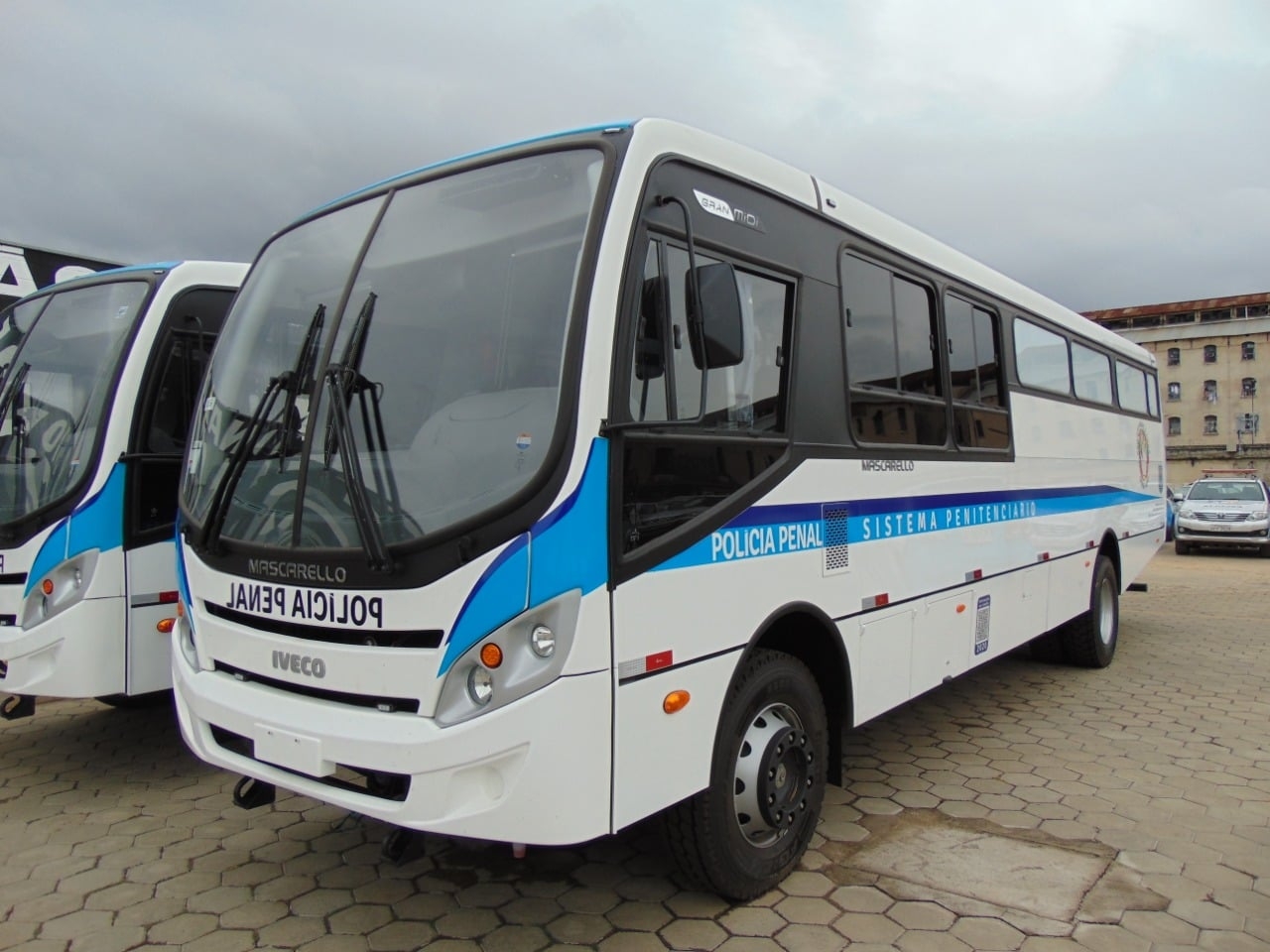 DEPEN doa novos veículos para SAP: 13 veículos furgão cela e 10 ônibus para transporte de presos regime semiaberto