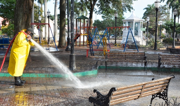 Em Birigui Secretaria Municipal de Serviços Públicos lava a praça Dr. Gama três vezes por semana