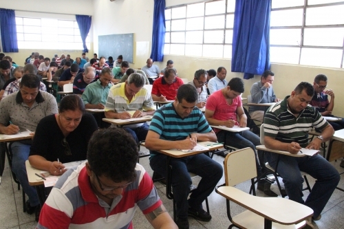 Pá Carregadeira está abandonada no almoxarifado do Governo de Andradina