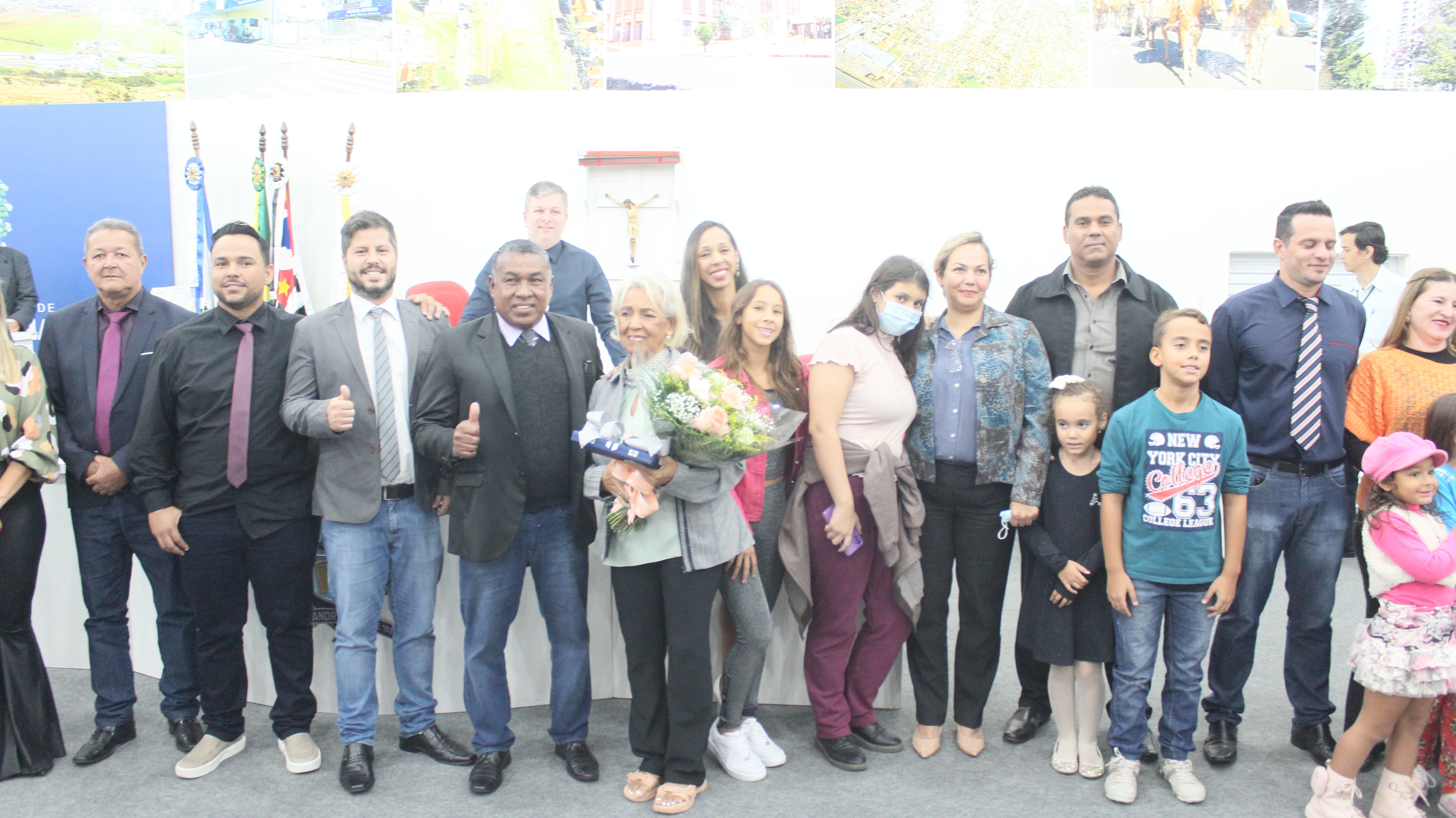 Investigadora e professora aposentada recebe diploma de mulher cidadã na Câmara de Andradina
