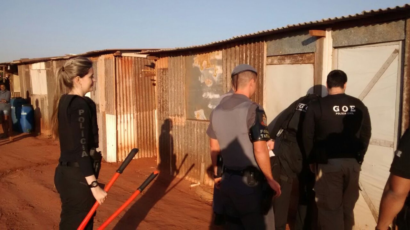 Garota de programa leva um tiro ao ser assaltada em campo de futebol em Três Lagoas