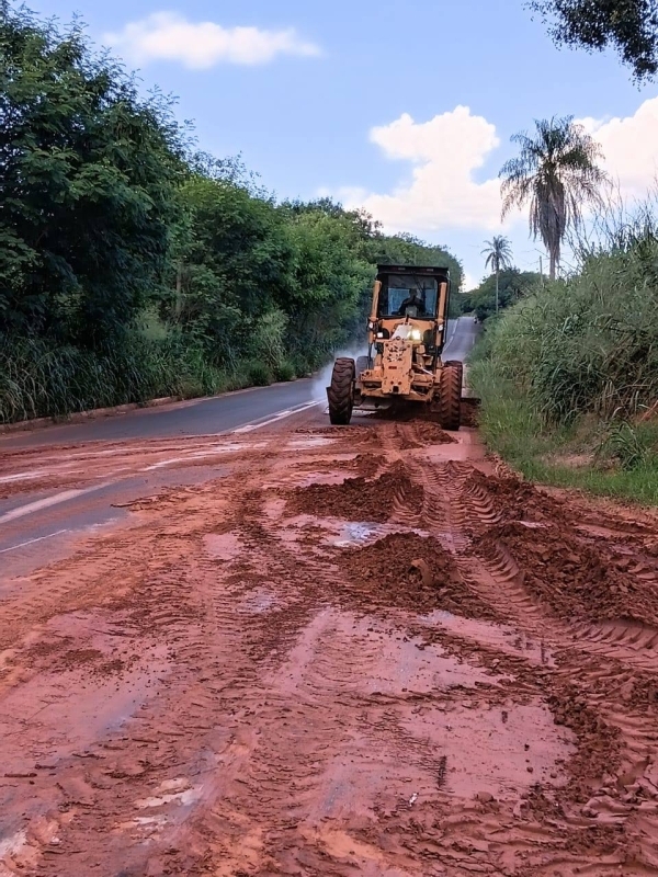 Limpeza de vicinais reforça segurança no acesso a bairros rurais de Andradina