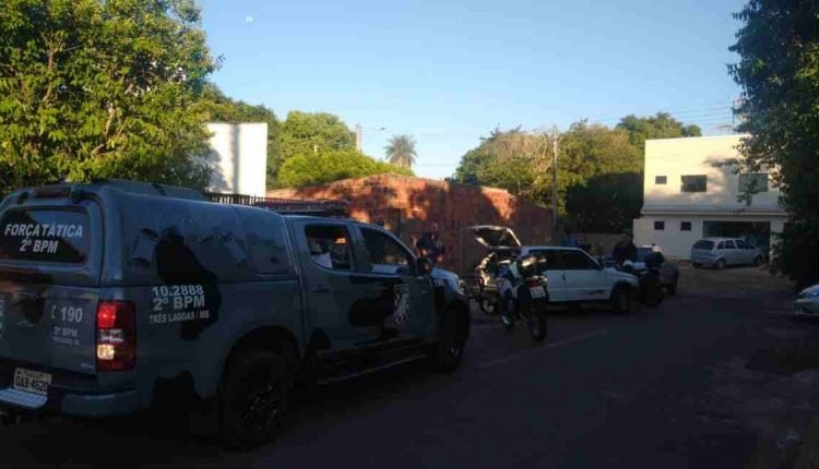 Em Três Lagoas traficante é preso após jogar carro contra viaturas durante perseguição em bairros