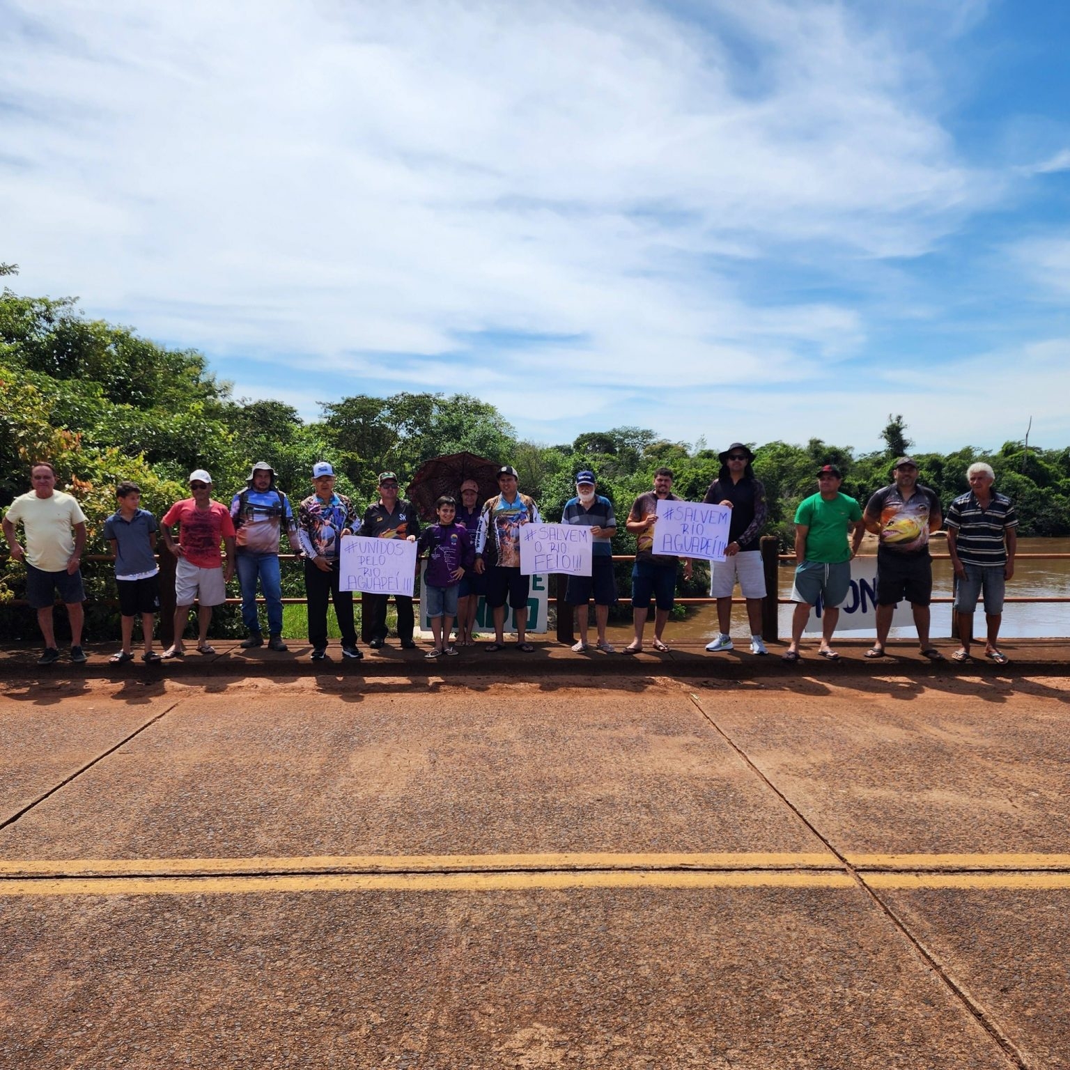 Manifestação reúne moradores e pescadores em defesa do Rio Feio na divisa entre Mirandópolis e Pacaembu