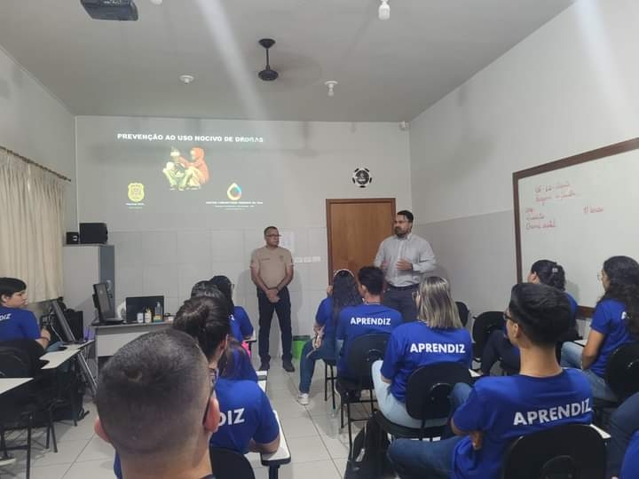 POLÍCIA CIVIL MINISTRA PALESTRA PARA JOVENS APRENDIZES DO PROGRAMA DE QUALIFICAÇÃO E APRENDIZAGEM EM JUNQUEIRÓPOLIS
