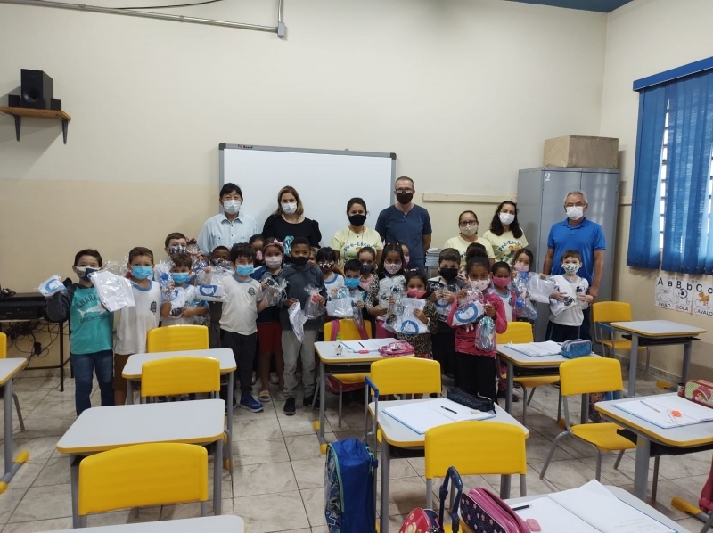 Prefeito de Lavínia entrega 2 uniformes e 1 garrafinha para cada aluno
