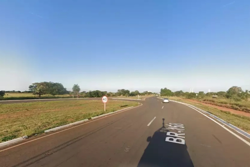 Motociclista morre ao pilotar em alta velocidade e colidir em placas na BR-158 em Três Lagoas