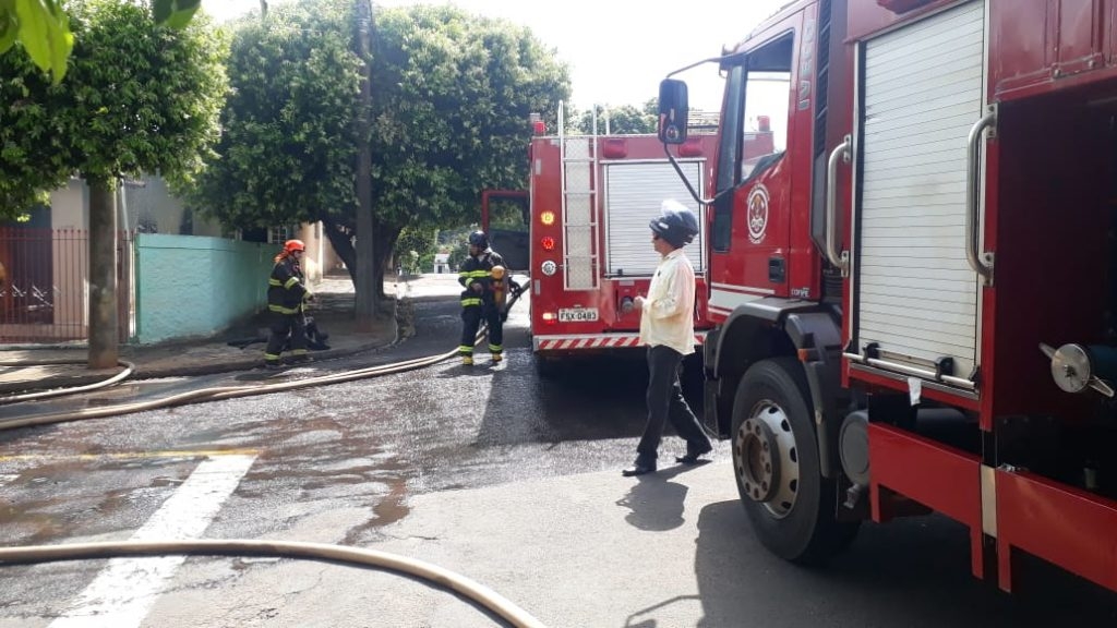 Fogo em residência no bairro Passarelli em Andradina mobiliza o Corpo de Bombeiros