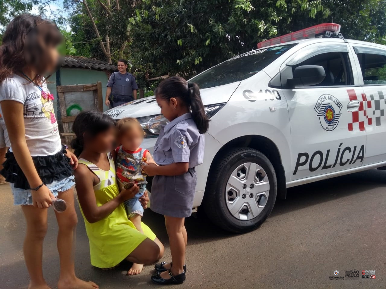Pequena Isabella teve a ideia de distribuir pirulitos de chocolate na Páscoa e convocou seus amigos policiais militares para ajudar em Mirandópolis
