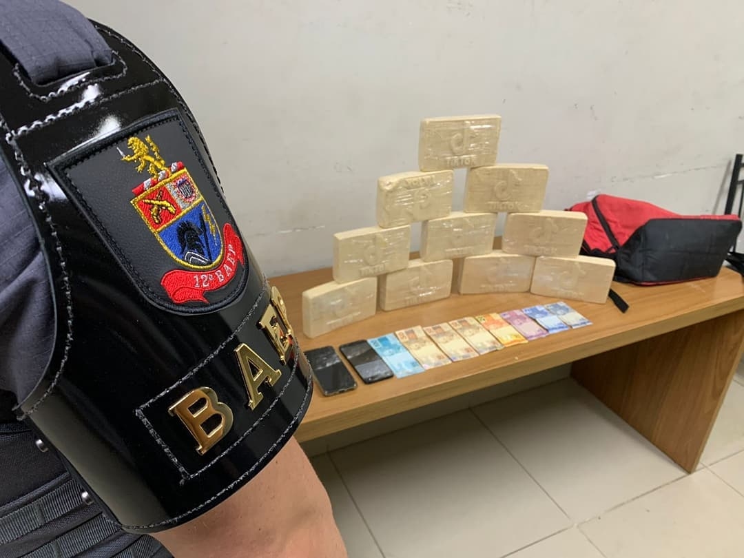 BAEP prendeu mulher com 10 tabletes de cocaína, alvo de combate ao crime Rodoviária de ARAÇATUBA