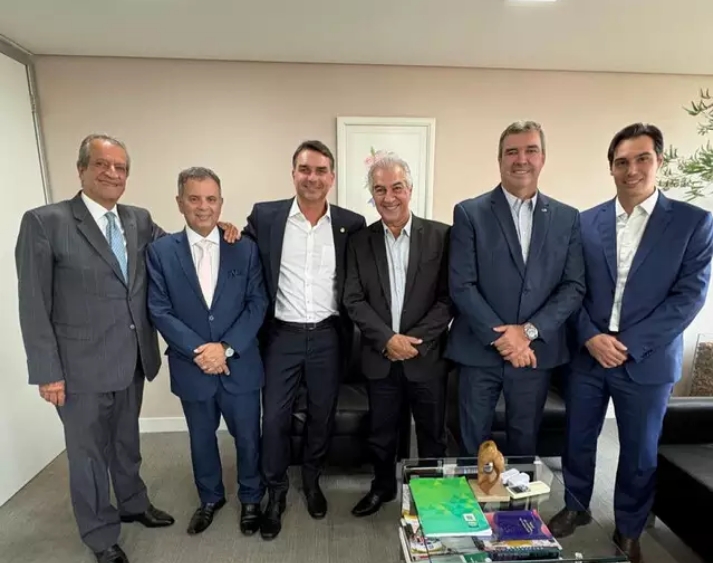 Flávio Bolsonaro afasta risco de racha e reafirma união com Riedel e Reinaldo