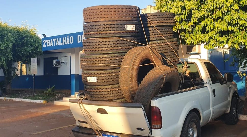 Polícia Militar prende 03 homens por furto de pneus em fábrica de celulose em Três Lagoas. Um dos autores é funcionário da empresa