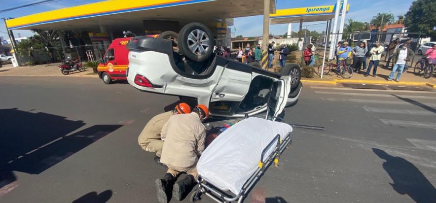 Mãe capota veículo com filha de 4 anos na avenida Capitão Olinto Mancini em Três Lagoas