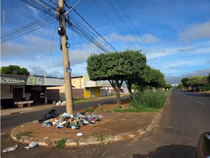 Três Lagoas abandonada: canteiros tomados pelo mato e lixo expõem descaso da Prefeitura