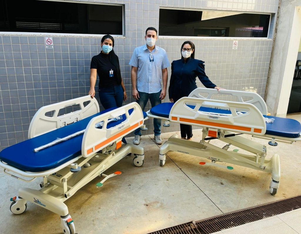 Hospital de Três Lagoas adquire duas macas para o centro cirúrgico com valor arrecadado por projeto das lojas Havan