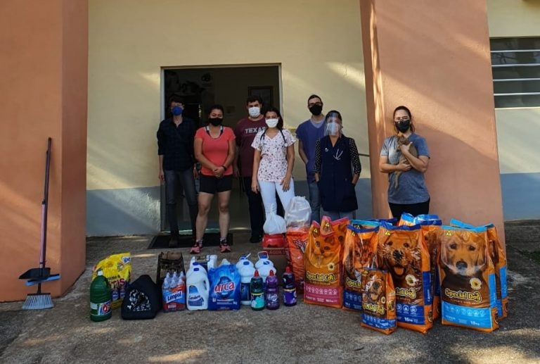 Em Araçatuba Curso de Medicina Veterinária da UniSALESIANO doa 150 quilos de ração à ONG Clube Amigos dos Animais