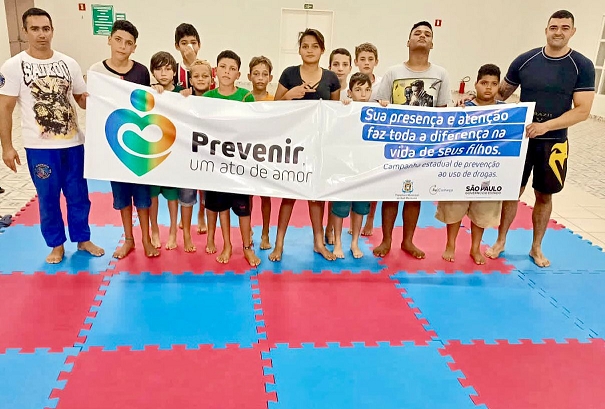 Cabo da PM ensina Jiu-Jitsu gratuitamente para jovens de Sud Menucci