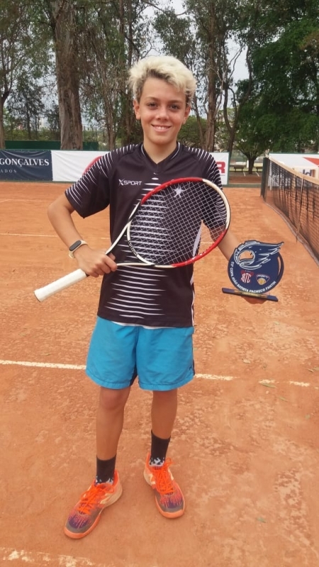 Jovem tenista penapolense vence torneio em Bauru