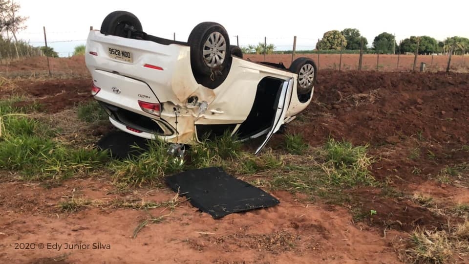 Mulher capota carro ao desviar de animal na rodovia General Figueiredo em Andradina