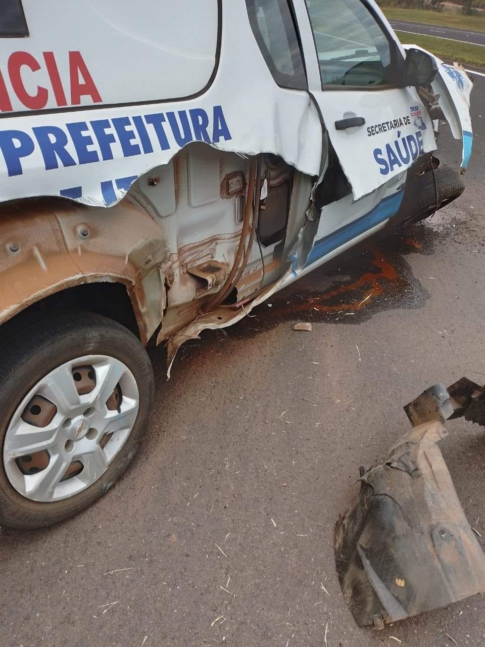 Motorista "roda com ambulância" após pneu estourar na Marechal Rondon em Andradina