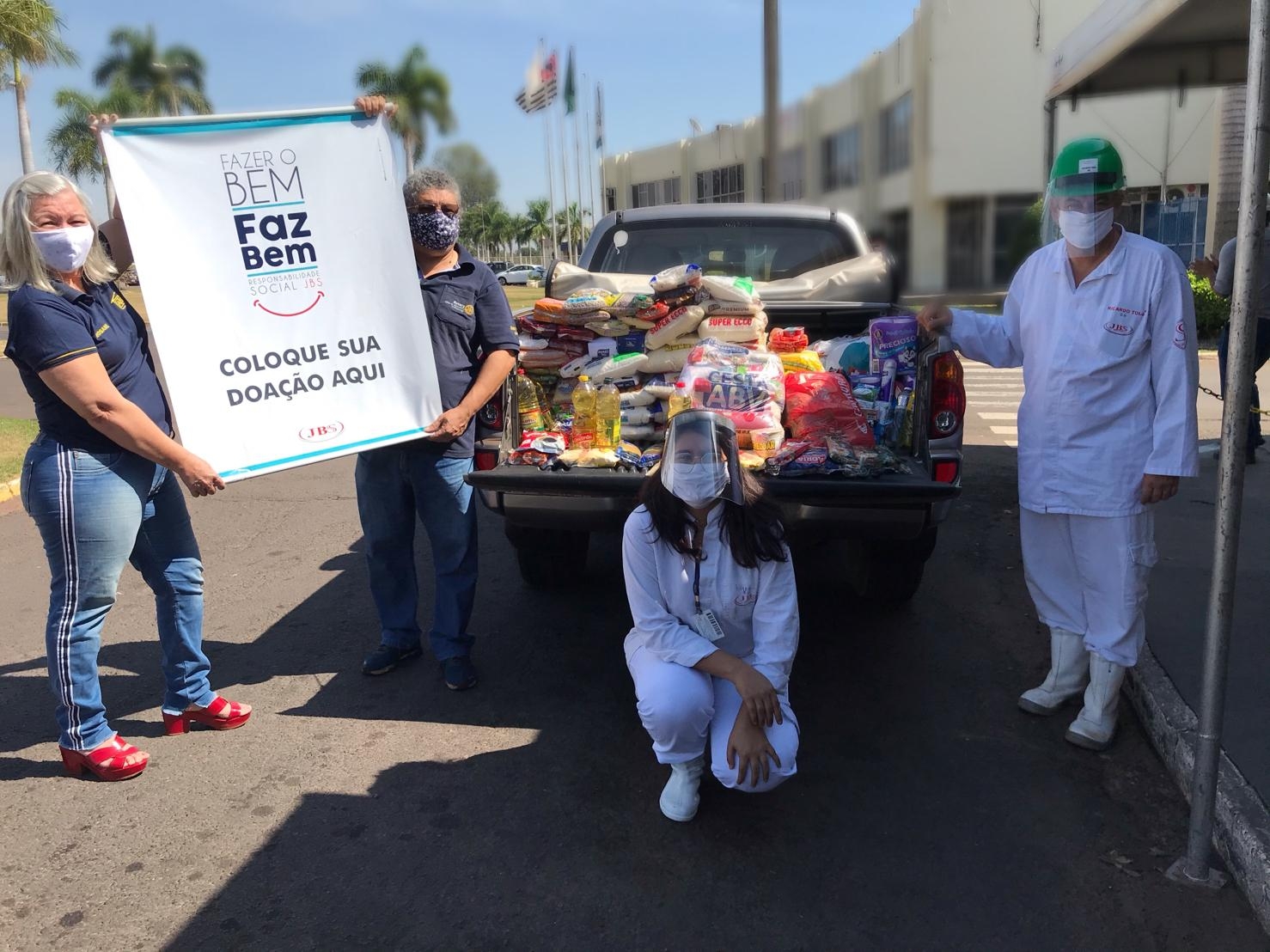FUNCIONÁRIOS DO FRIBOI DE ANDRADINA-SP DOA ALIMENTOS PARA A POPULAÇÃO