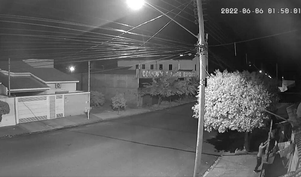 Câmera de Segurança flagra indivíduo furtando botijão de gás no Jardim Santa Cecília em Andradina